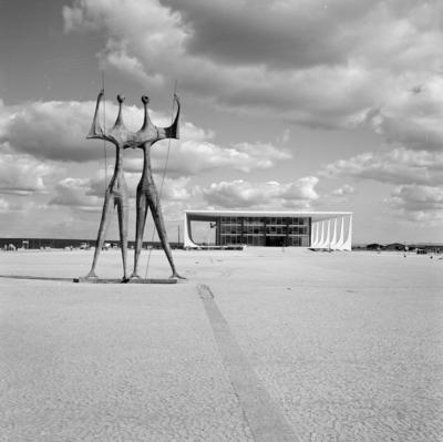 "Os Candangos" ou "Os Guerreiros", escultura de Bruno Giorgi. Ao fundo, o Supremo Tribunal Federal