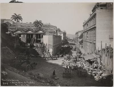Demolição do Morro do Castelo, abertura de rua paralela à avenida Rio Branco
