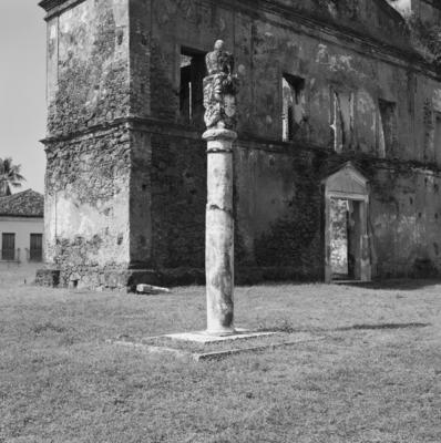Ruínas da Igreja de São Matias, com Pelourinho