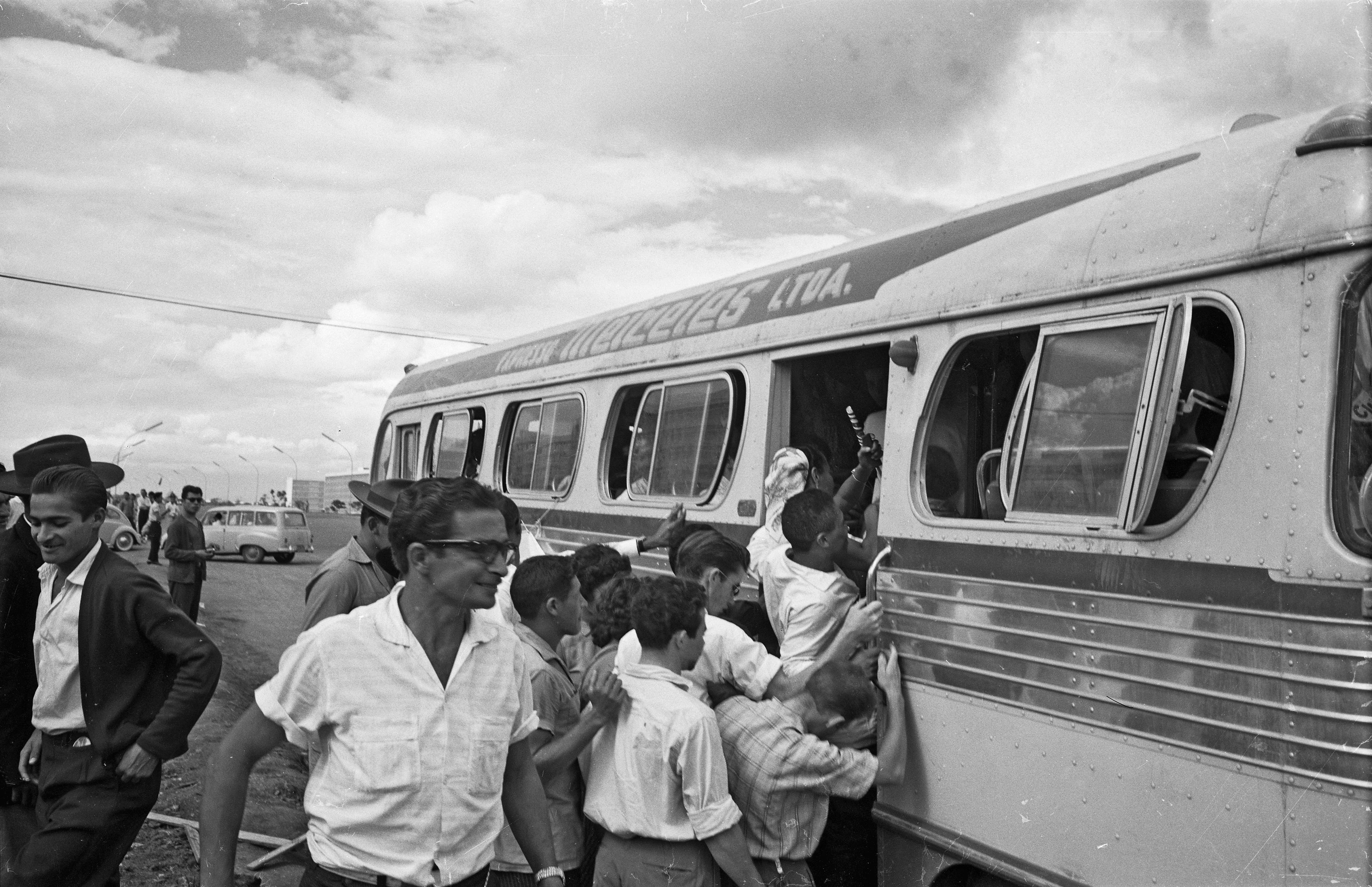 Ônibus de transporte de passageiros. Esplanada dos Ministérios ao fundo.
