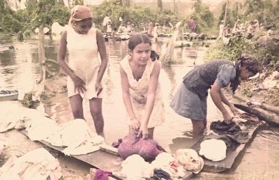 À esquerda está Edna de Cássia, no papel de Iracema