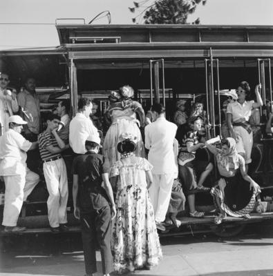 Bonde no carnaval lotado de foliões