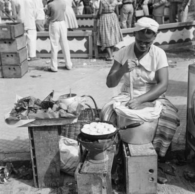 Vendedora de acarajé na procissão de Nosso Senhor dos Navegantes