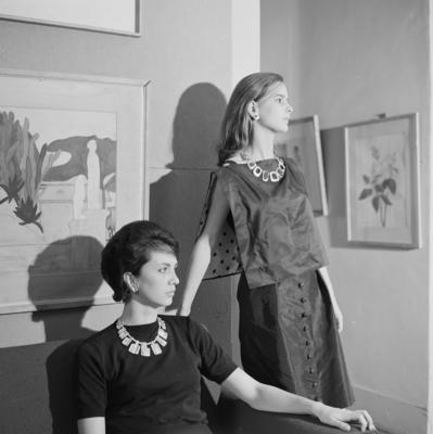 Modelo posando com jóias criadas pelos irmãos Haroldo e Roberto Burle Marx