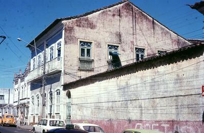 Sobrado com janelas para o oitão