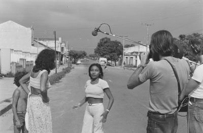 Conceição Senna, Edna de Cássia (ao centro), Jorge Bodanzky e Achim Tappen nos ensaios para o filme "Iracema: uma transa amazônica"