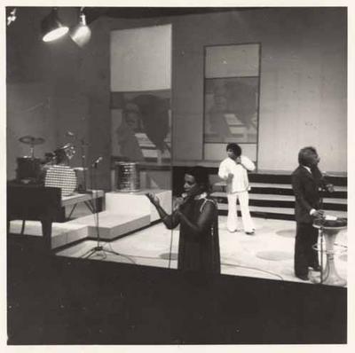 Elizeth Cardoso ao microfone