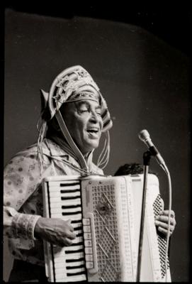 Luiz Gonzaga ao microfone com a sanfona