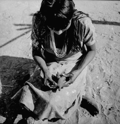 Mulher do povo Karajá confeccionando bonecas de cerâmica chamadas  Ritxòkò