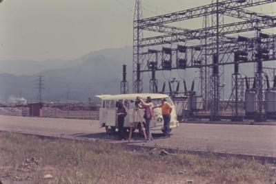 Hermano Penna à esquerda, câmera Beaulieu no tripé e o veículo Volkswagen Kombi
