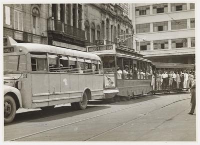 Ônibus e bonde elétrico (nº 29 Barcas-E.Ferro-Lapa) transportando passageiros