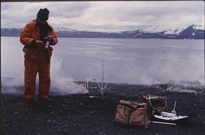 Vulcanólogo pesquisa o solo