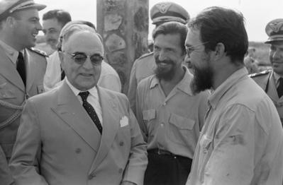 Getúlio Vargas, Cláudio e Orlando Villas Bôas por ocasião da inauguração do campo de pouso na Serra do Cachimbo