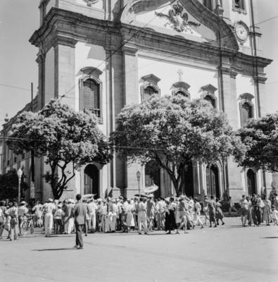 Carnaval de rua, em frente  à igreja de São Francisco de Paula