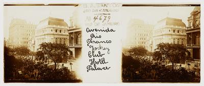 Edifícios do Jockey Club e do Hotel Palace na avenida Rio Branco; destaque para multidão