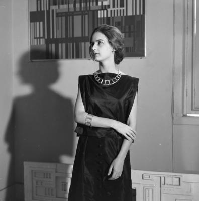 Modelo posando com jóias criadas pelos irmãos Haroldo e Roberto Burle Marx