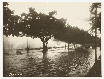 Ressaca na praia do Flamengo