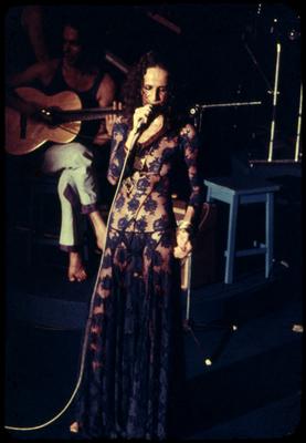 Maria Bethânia ao microfone