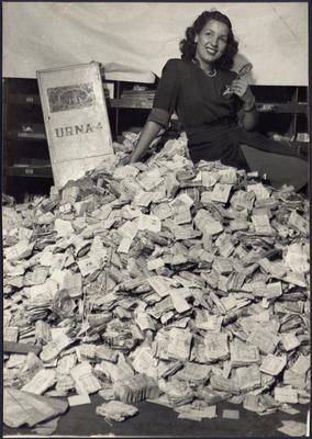Emilinha Borba com troféu