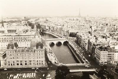 Vista da cidade, rio Sena com Torre Eiffel ao fundo
