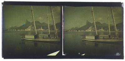 Enseada de Botafogo; ao fundo, o Morro do Corcovado