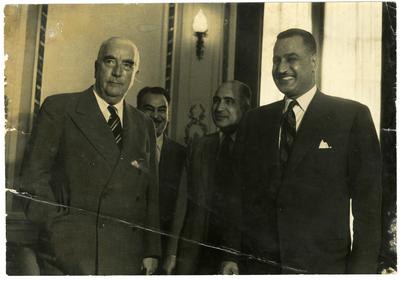 O primeiro ministro da Austrália, Robert Menzies, à esquerda, e o presidente do Egito, Gamal Abdel Nasser, à direita