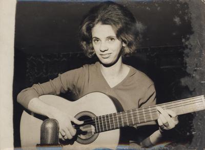 Rosinha de Valença ao microfone com o violão