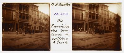 Exercicios dos bombeiros no edificio A noite