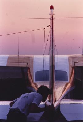 Homem não identificado em frente a avião