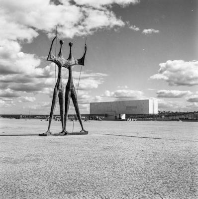 "Os Candangos" ou "Os Guerreiros", escultura de Bruno Giorgi. Ao fundo, o Museu Histórico de Brasília