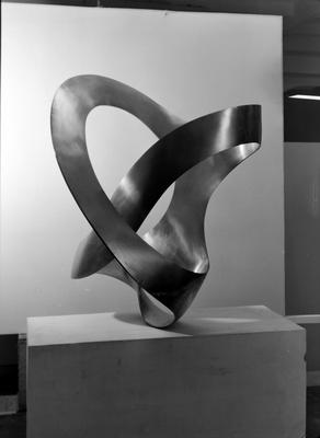 Escultura Unidade tripartida, 1ª Bienal de Arte de São Paulo, vencedora do primeiro prêmio de Escultura