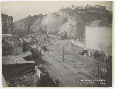 Obras de demolição do morro do Castelo na atual rua México; à esquerda, os fundos da Biblioteca Nacional; no alto, a igreja de São Sebastião