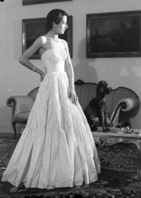 Nelita Alves de Lima Pignatari com vestido de baile