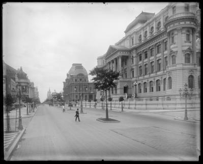 Avenida Central; à direita, Biblioteca Nacional e Escola Nacional de Belas Artes