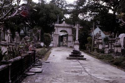 Cemitério de Nossa Senhora da Soledade - capela (ao fundo)