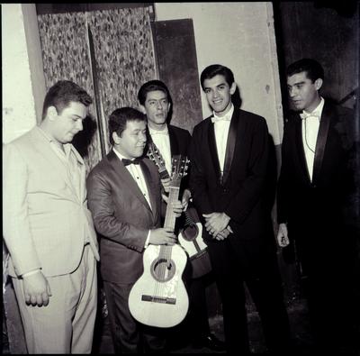 Altemar Dutra com o violão