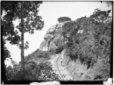 Estrada de Ferro do Corcovado, com o Mirante Chapéu do Sol acima, Km 3.6