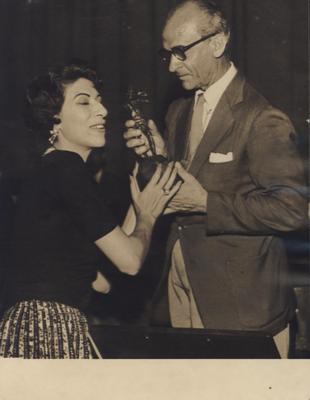 Yara Salles com troféu