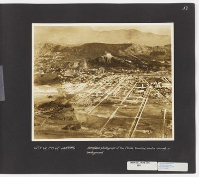 Tomada de avião do bairro da Penha; ao fundo, a Igreja de Nossa Senhora da Penha