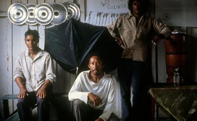 Cerina Pereira, Leonel Ferreira Moraes e Luis de Souza em cozinha