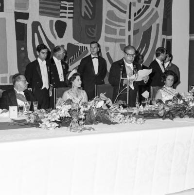 O presidente Arthur da Costa e Silva discursa durante a recepção em homenagem à Rainha Elizabeth II, na Sala Brasília. À esquerda da rainha, o vice-presidente Pedro Aleixo. À direita, a primeira-dama, Dona Iolanda