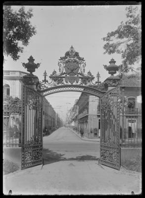 Portão da praça da República; na altura da Rua Buenos Aires