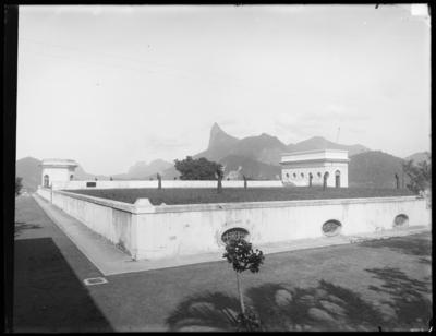 Reservatório do Morro da Viúva; ao fundo, o Morro do Corcovado e a Pedra da Gávea