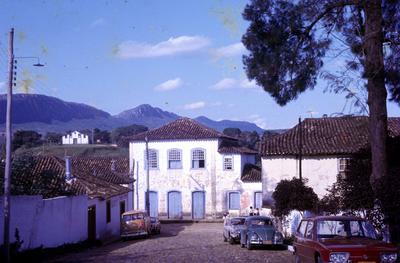 Casas e Capela de São Francisco de Paula (ao fundo)