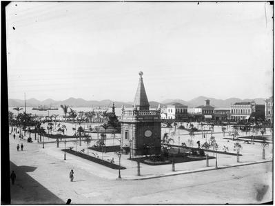 Praça XV de Novembro, vendo-se  Chafariz Mestre Valentim em primeiro plano