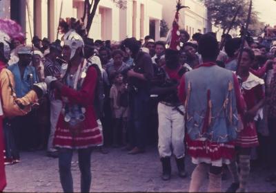 Hermano Penna gravando o som durante festa popular