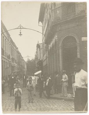 Populares na rua Senhor dos Passos, esquina com a rua José Maurício, atual Tomé de Souza; ao fundo, o Campo de Santana
