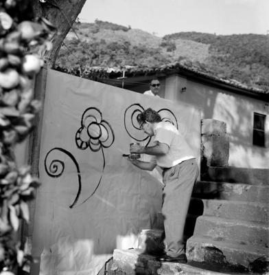 Roberto Burle Marx nos preparativos da festa junina do Sítio Burle Marx