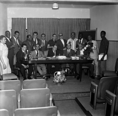 Membros da Sociedade Brasileira de Autores, Compositores e Escritores de Música (Sbacem) no dia do aniversário de 53 anos de Mário Rossi