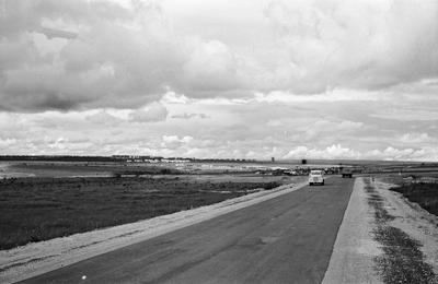 Via de acesso à cidade, em pavimentação.